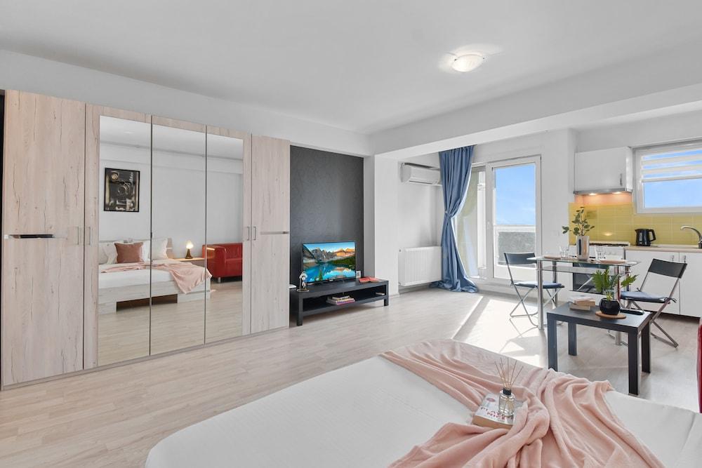 Studio Flat in Airport Residence