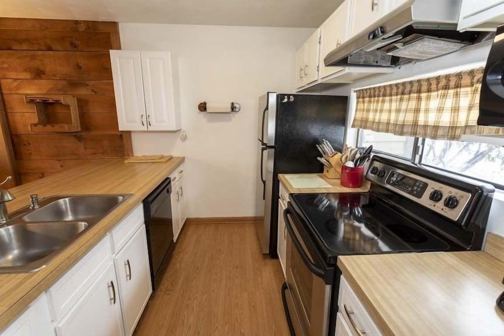 Seven Springs 3 BR Deluxe Condo, Near Golf Course by RedAwning