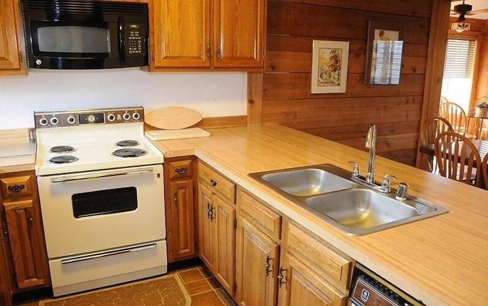 Seven Springs Swiss Mountain 3 BR Condo, Sleeps 8! by RedAwning