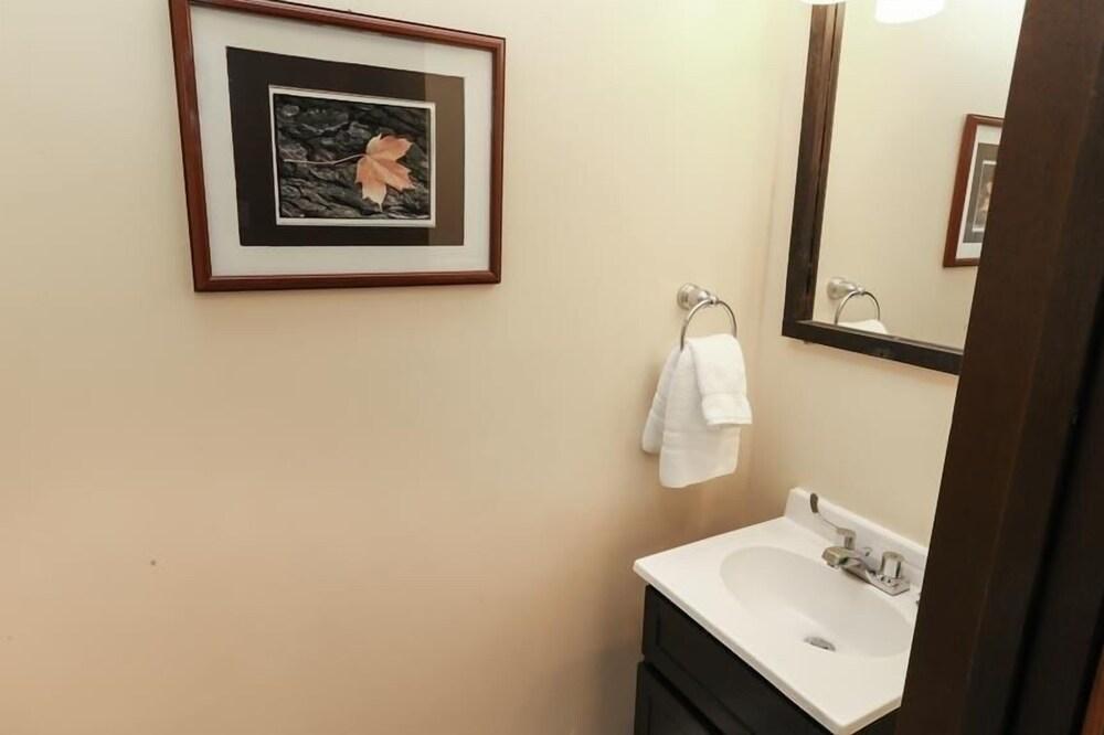 Seven Springs 3 BR Deluxe Condo, by Golf Course by RedAwning