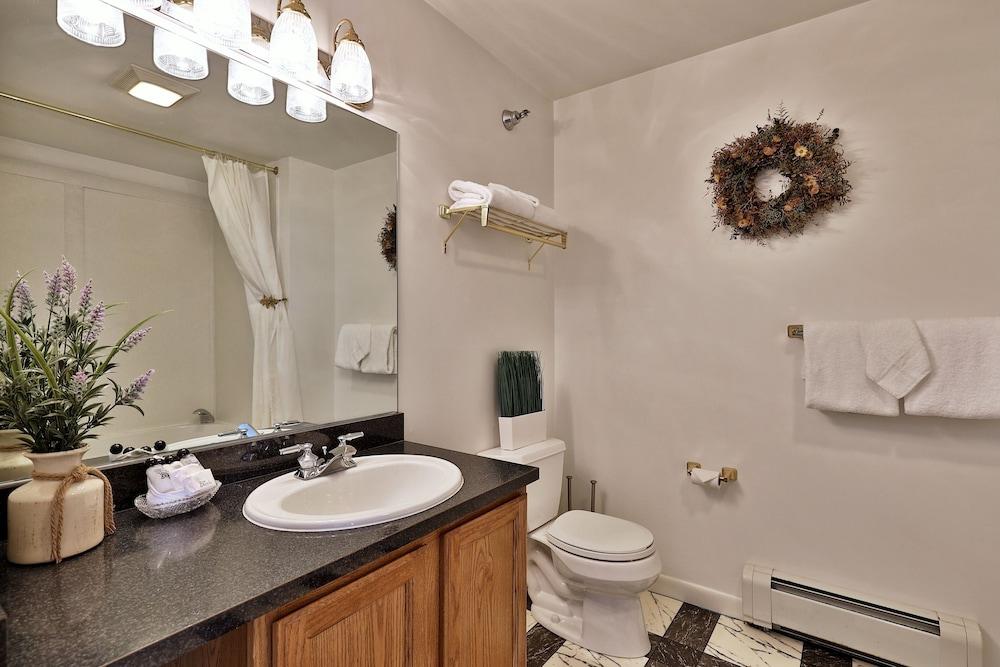 The Birch Ridge: Family Room #6 - Queen/bunkbed Suite In Killington, Vermont 1 Bedroom Hotel Room