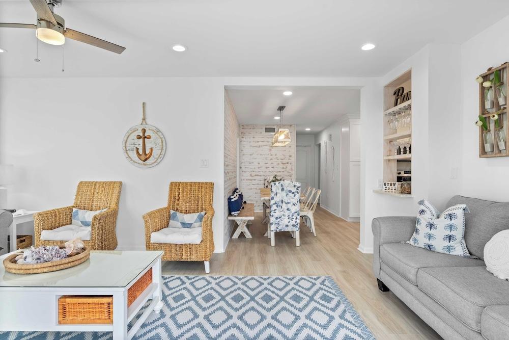 Destin Dolphin by Avantstay 2 Mins Walk To Beach! w/ Pool & Large Outdoor Entertaining Area!