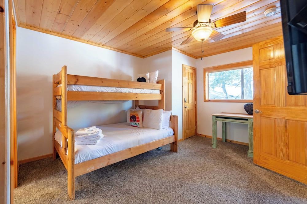 Clover by Avantstay Gorgeous Ski In/ Ski Out Home w/ Game Room & Hot Tub!