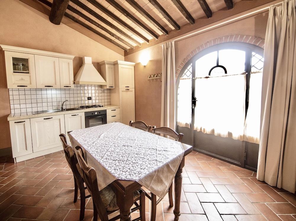 Residence con piscina a Monteverdi