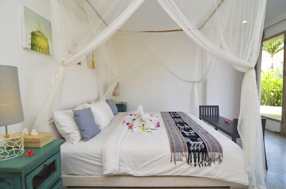 "stunning 4 Bedrooms Private Pool Villa in Canggu"