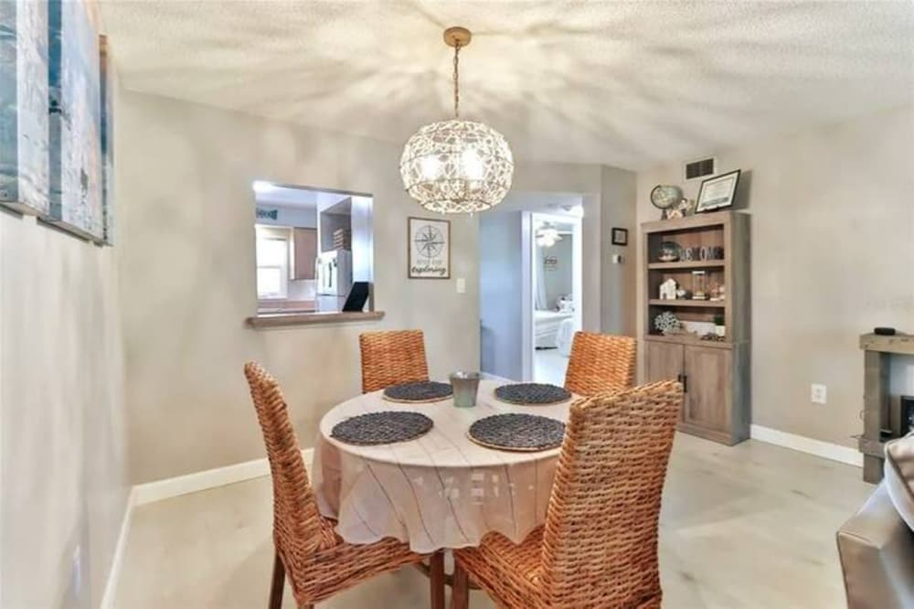 2 Bed 2 Bath Centrally Located