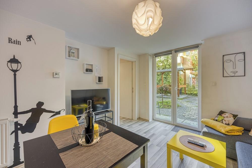 Bumblebee Apartment with Garden