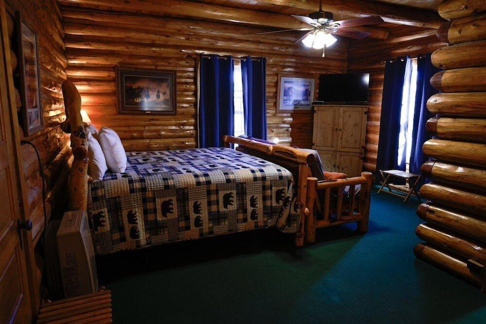 Twin Pines Lodge & Cabins