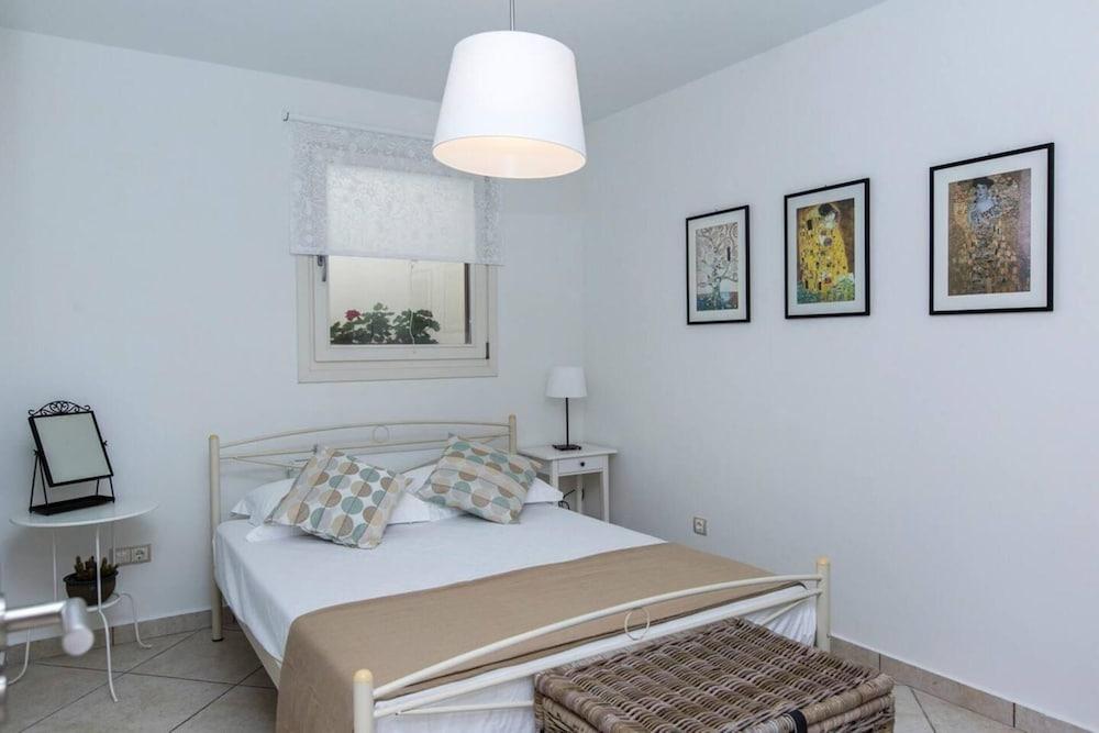 Beautiful 4-bed House With Private Pool in Naxos