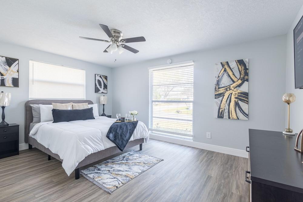 Sleeps 6 Hot Tub Fenced Yard Cozy Chic