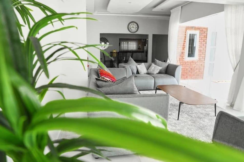 Empire Bay Beach Villa