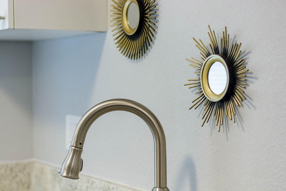 Sleeps 4 Hot Tub Fenced INN