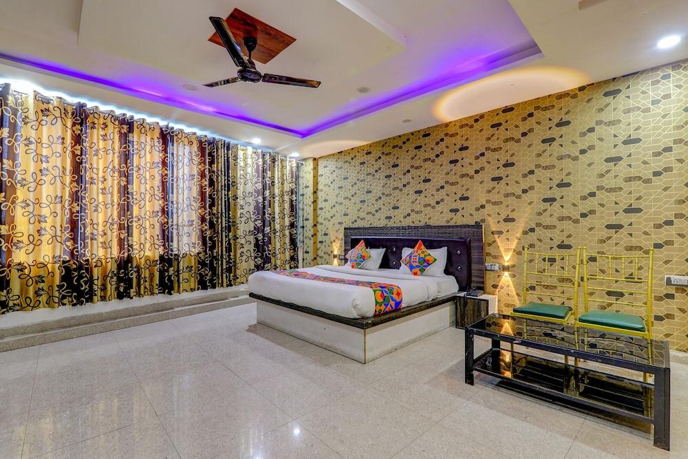 Fabhotel Gold Galaxy