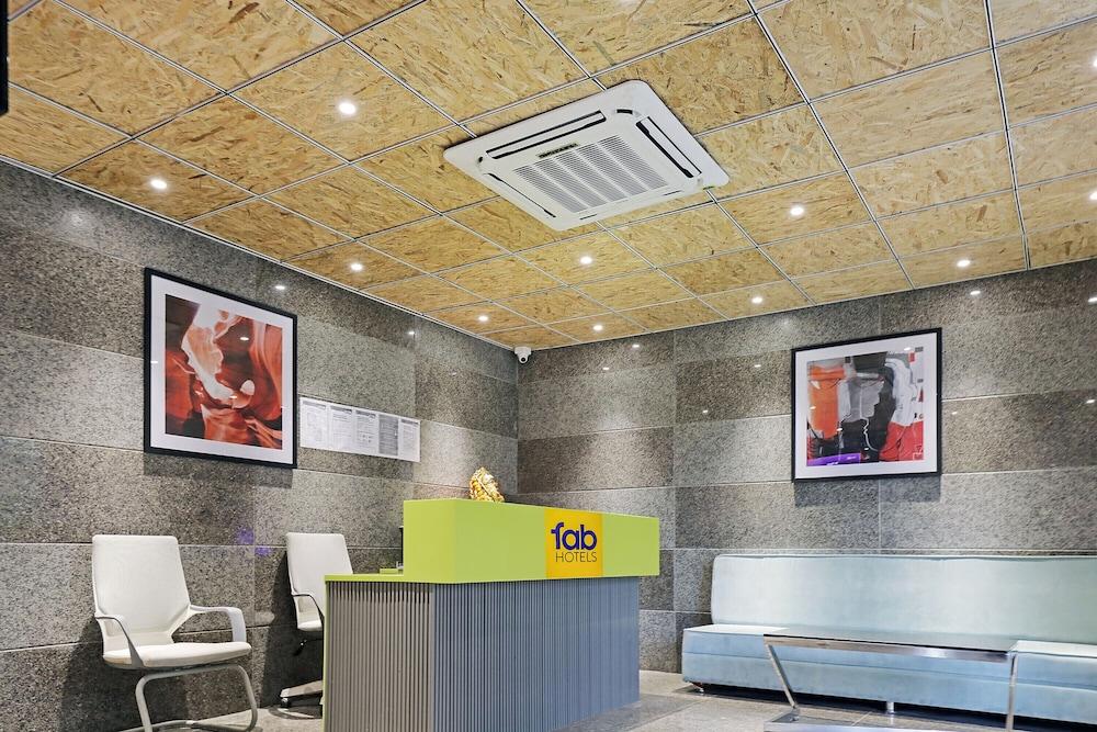 FabHotel Yellow Courtyard