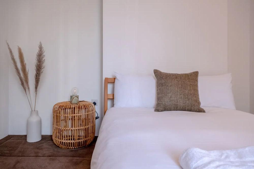 Stylish & Light Victorian 2BD Flat - Holland Park