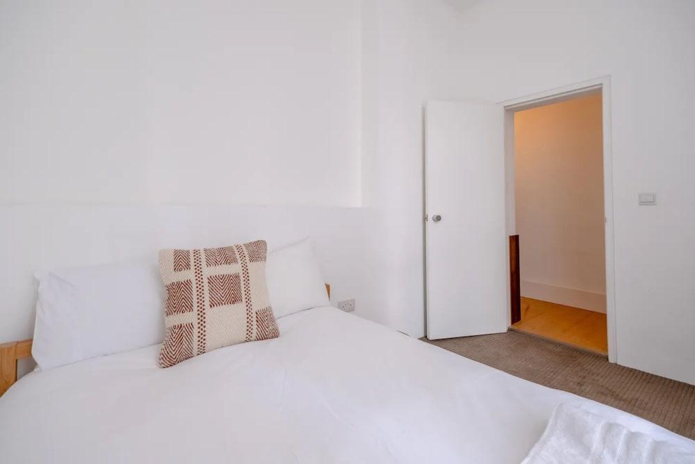 Stylish & Light Victorian 2BD Flat - Holland Park