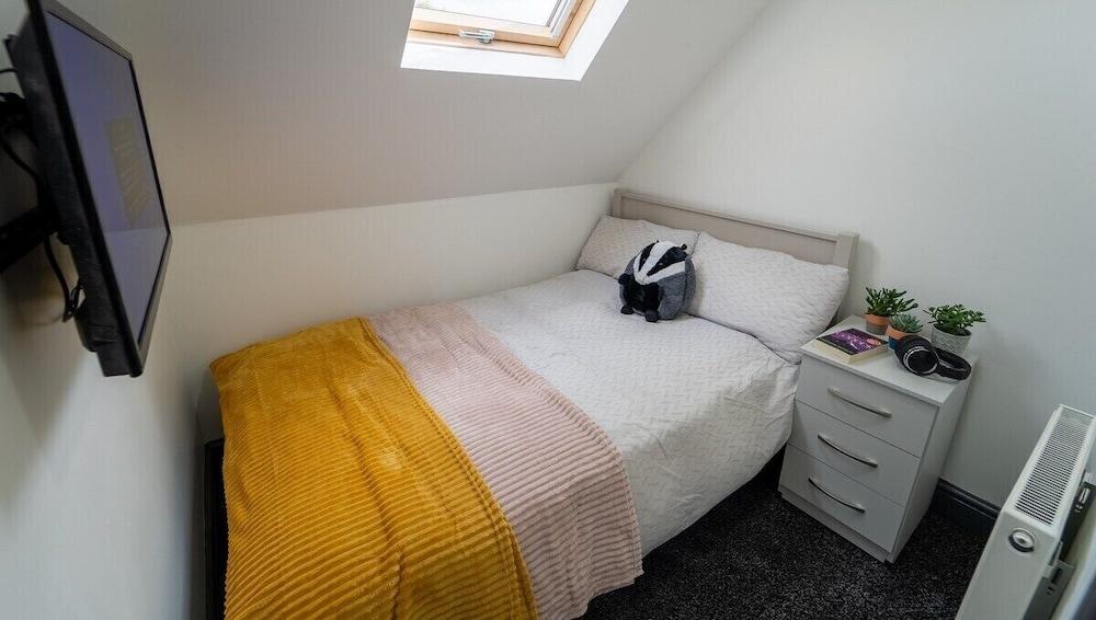 76 Bournbrook Road Equipped Studios Near QE