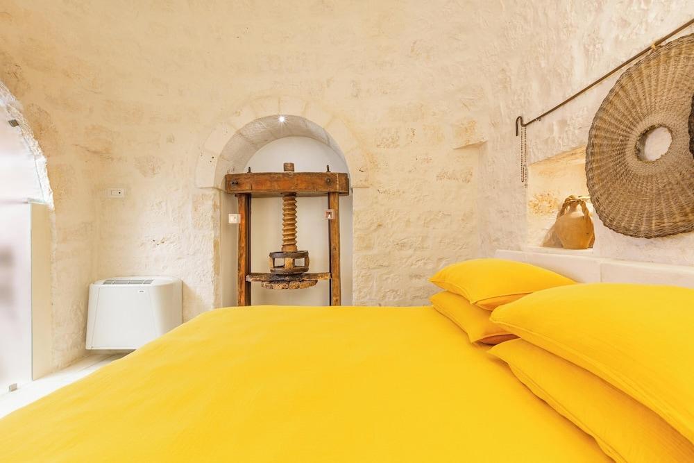 3224 Trulli Almaviva by Perle di Puglia