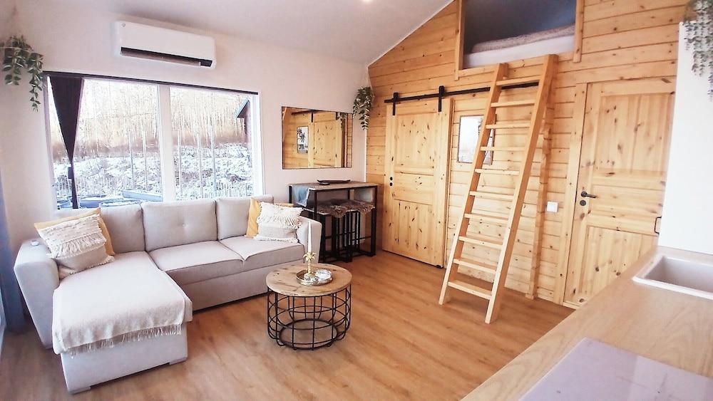 Loft-sleeps5-parking-spa-lakeviews-petfriendly