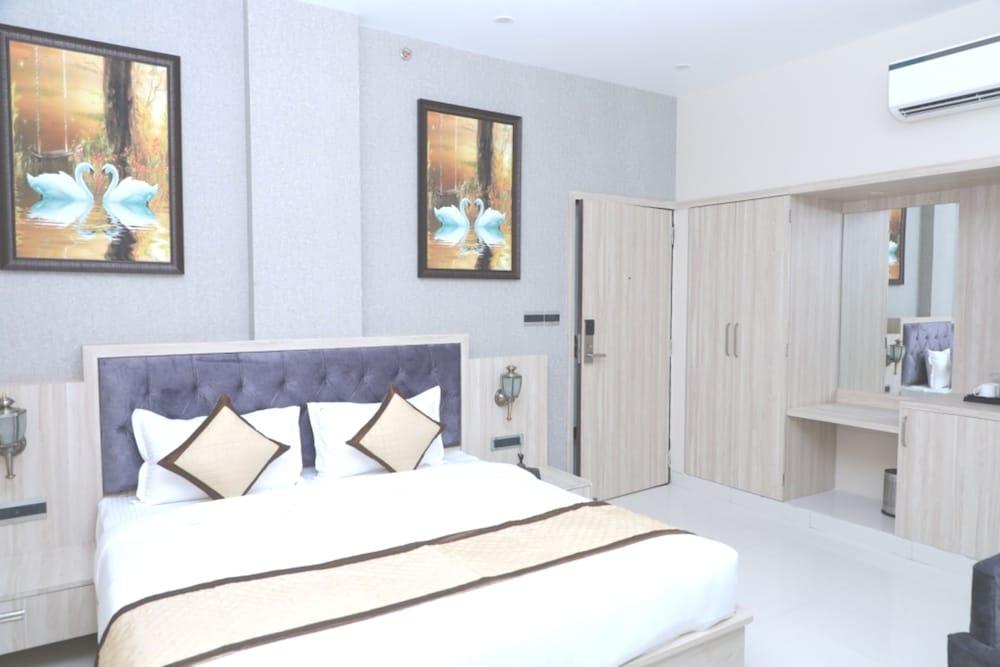 Pine Regency - Aravali's Peak view