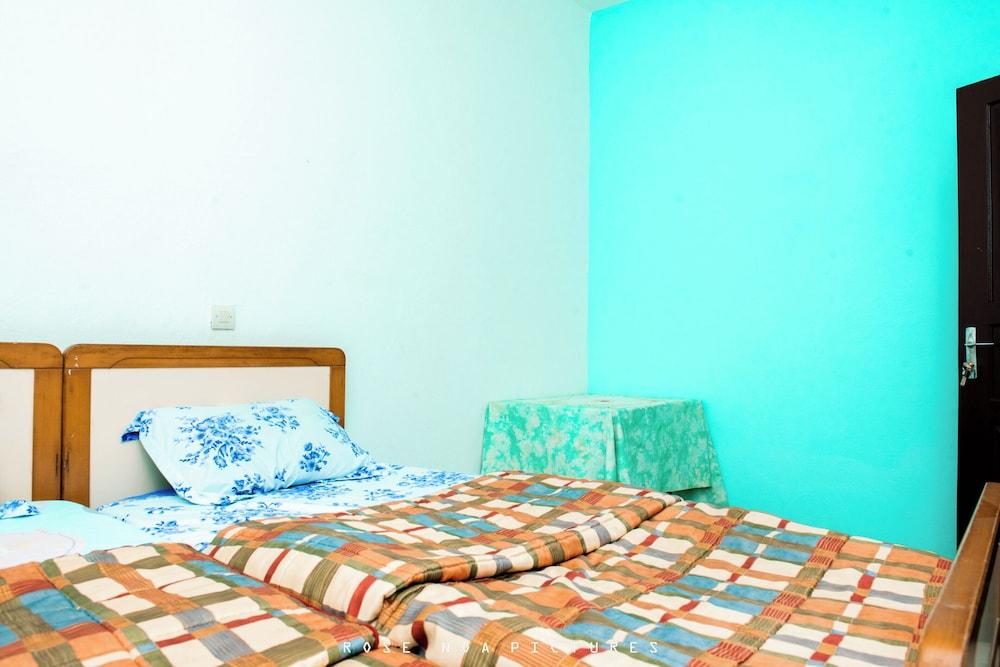 Odza, Modern Apartment, 3 Bedrooms, Private Parking