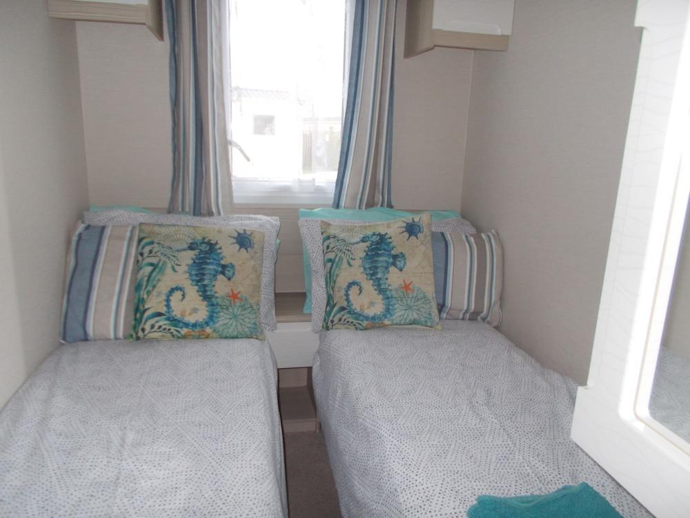 3 Bed Caravan - Sleeps 8 - Wifi - Parking