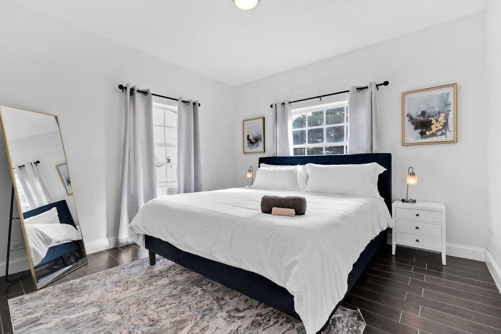 Casa Sofia 4 Bedroom Luxury Home & Pool