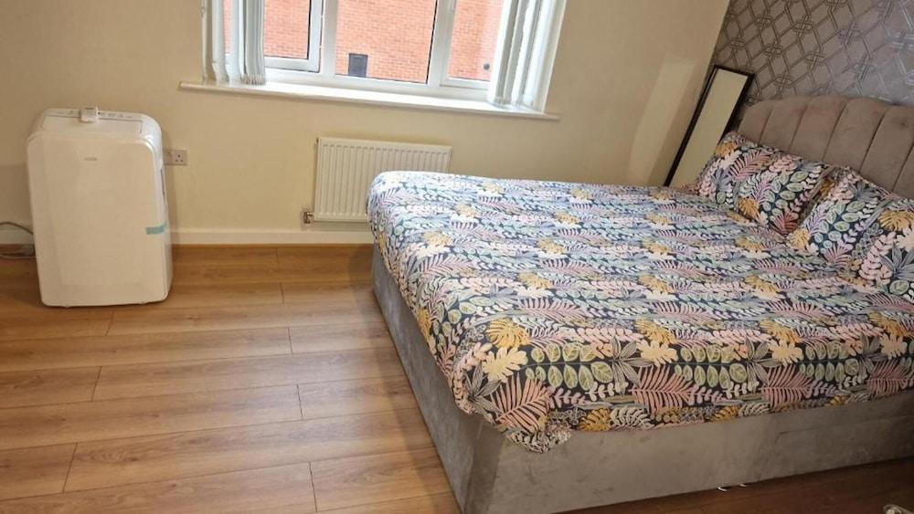 2-bed House With Canal View, Garden & Petsok