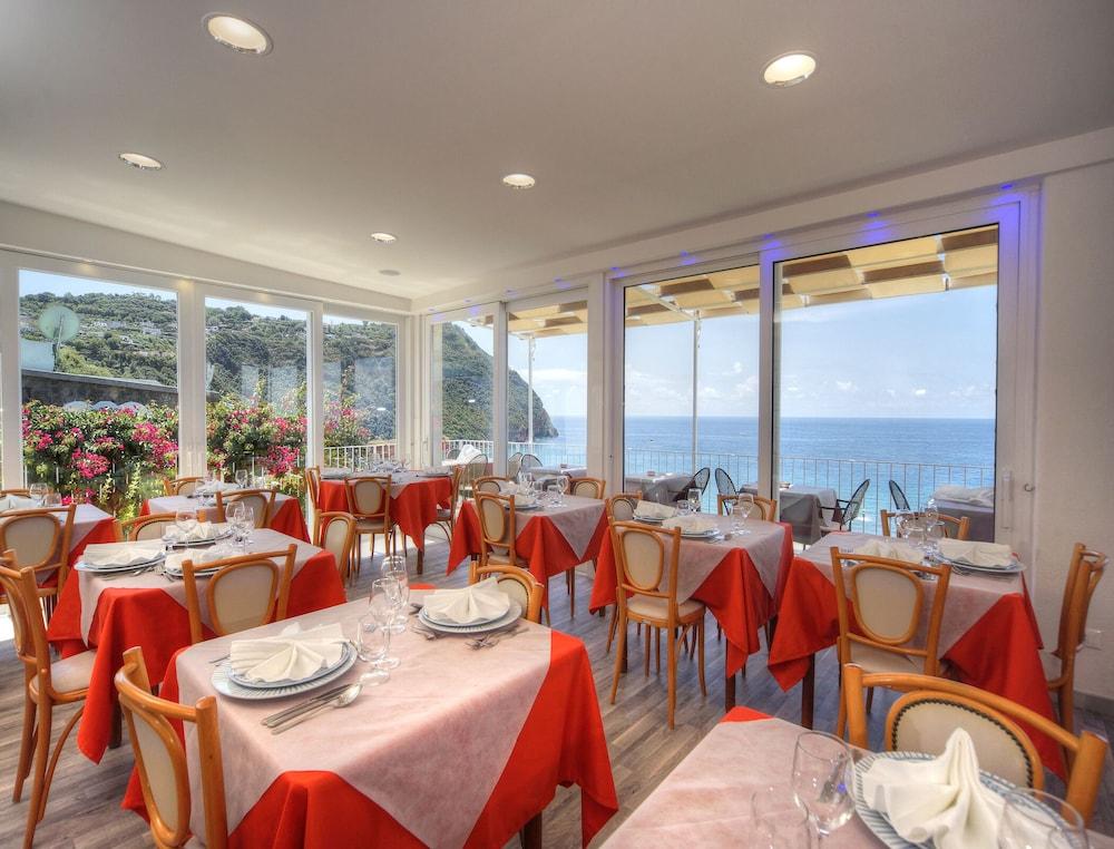 "room in B&B - Ischia, Forio With a Breathtaking View, Above the Poseidon Gardens for 5 People"