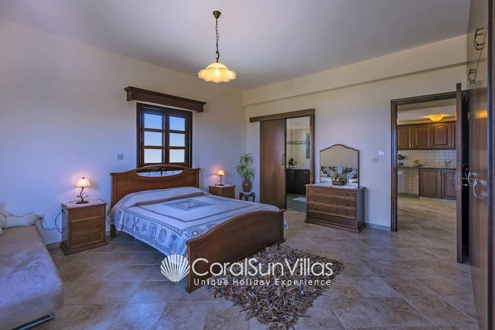 Away-from-it-all, Exceptional Sea Views Sleeps 10