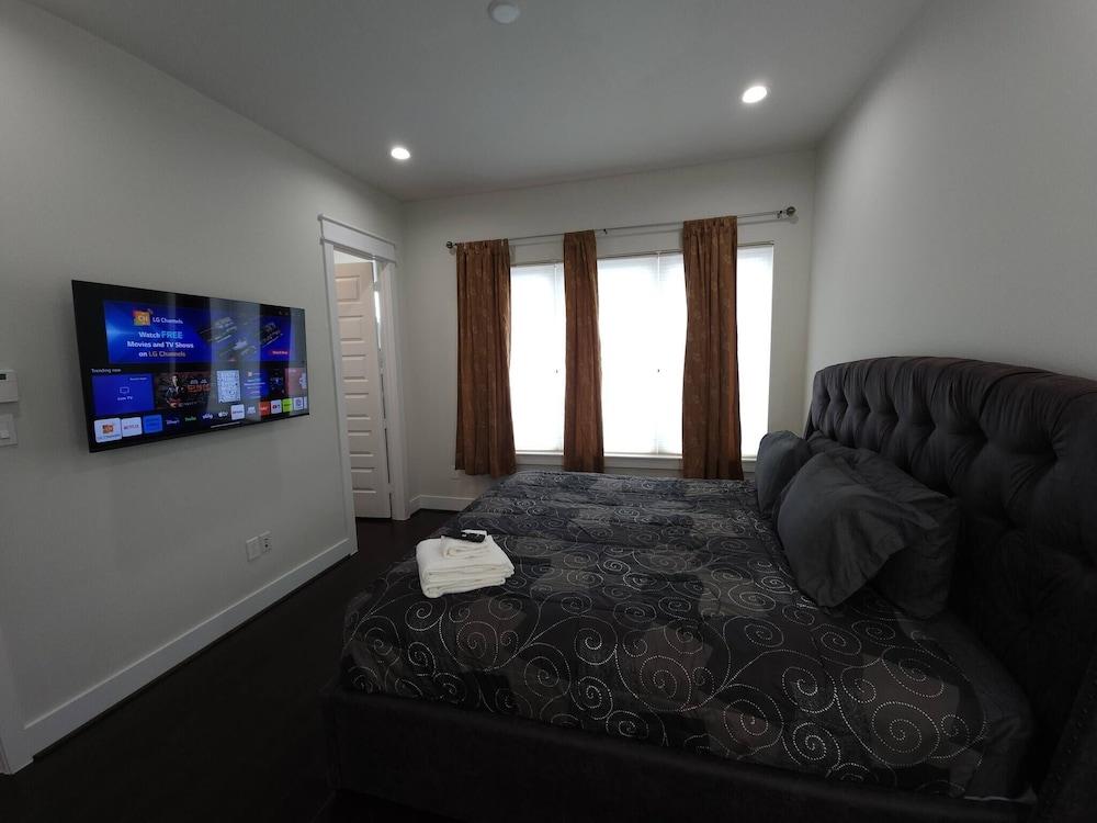 "modern 3bed Townhome. Near Nrg"