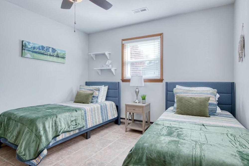 New River 3BR - Fishing, Kayaking, Hot tub, VT Game Weekends