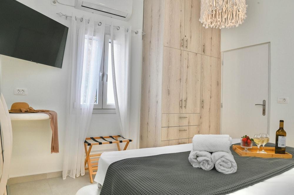 Serenite 2 Bd Santorini Getaway with Sea View