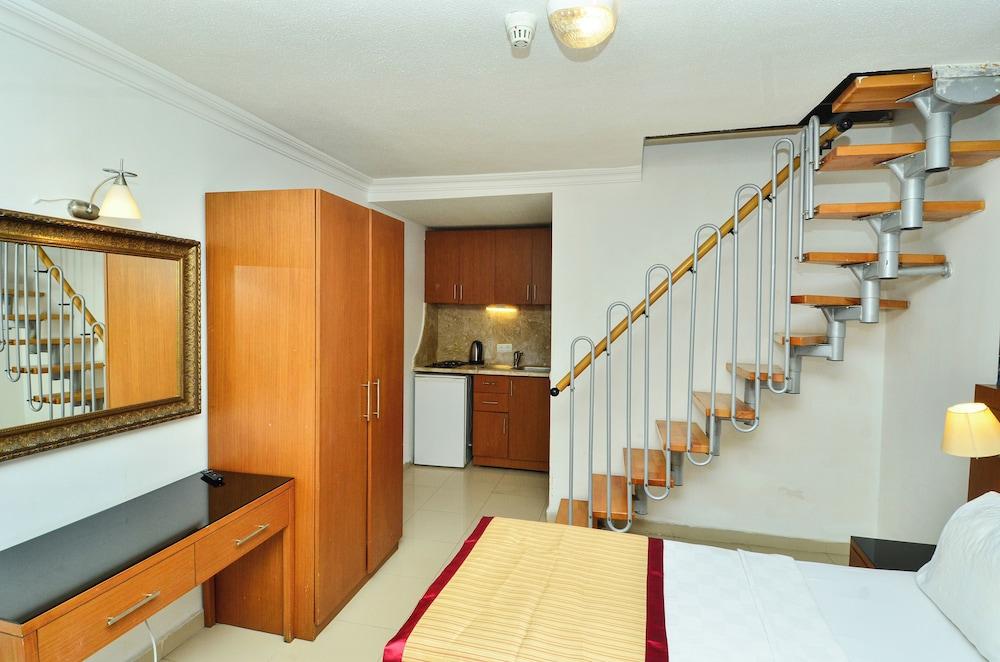 Tropic Beach Club Side