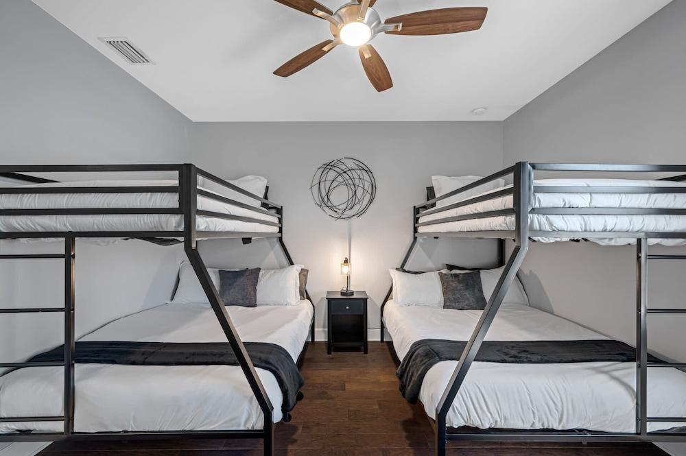 Luxury Tampa Home w/ Pool, Jacuzzi & Amenities