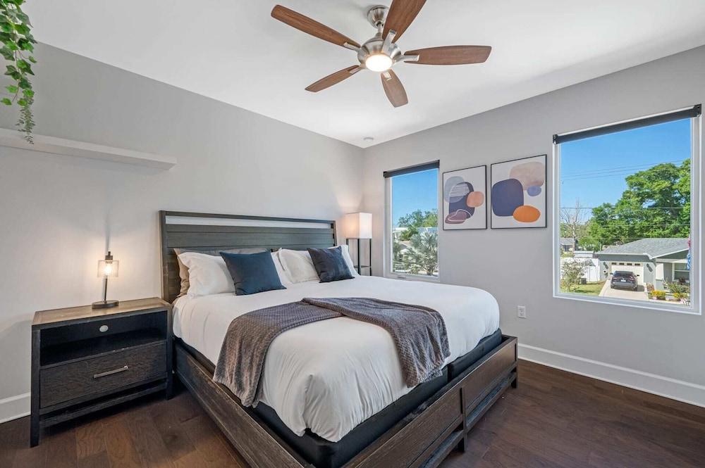 Luxury Tampa Home w/ Pool, Jacuzzi & Amenities