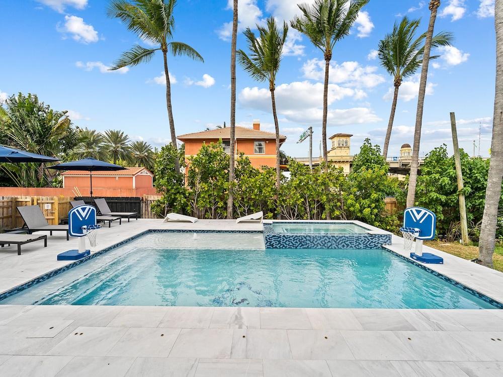 Intercostal beauty with heated pool + Spa!