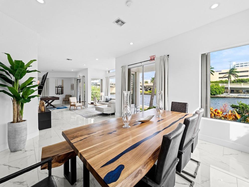 Intercostal beauty with heated pool + Spa!