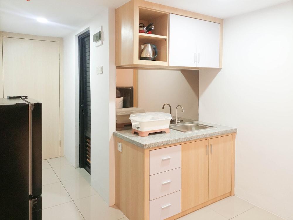 Homey Studio At De Prima Apartment