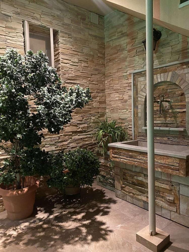 Oasis Garden Apartment