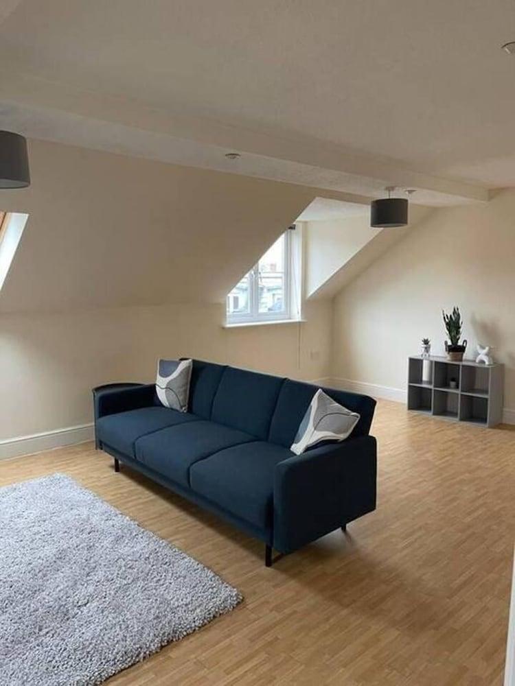 Central top Floor 2-bed Apartment in Swindon