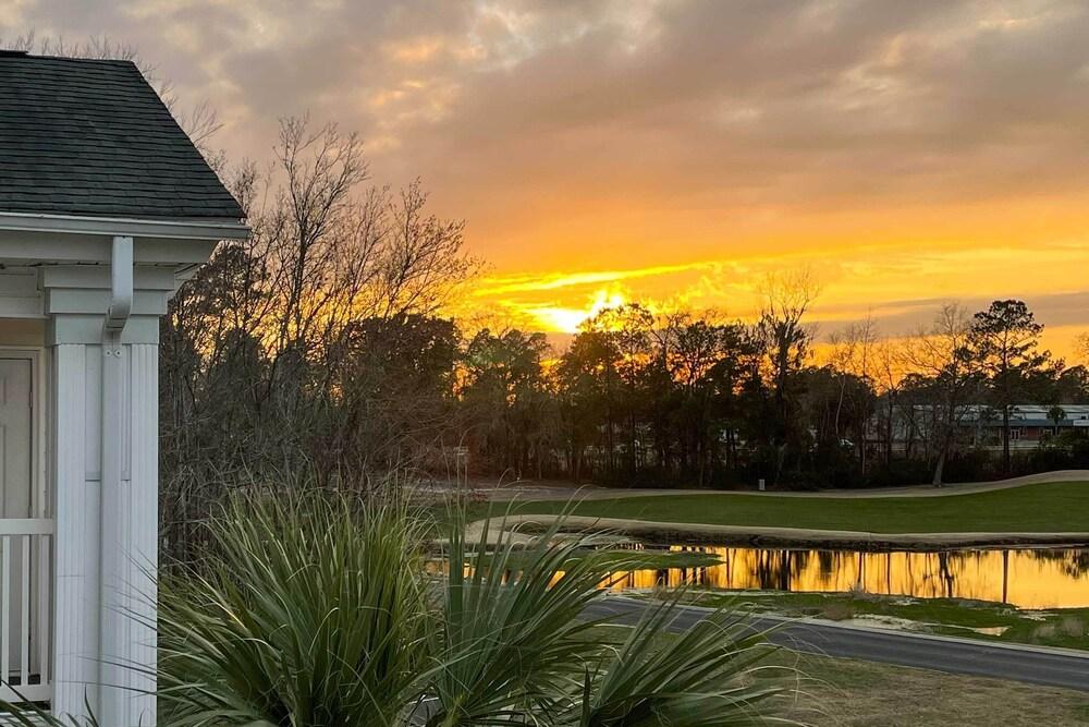 3 Community Pools: Golf Course Condo in Longs