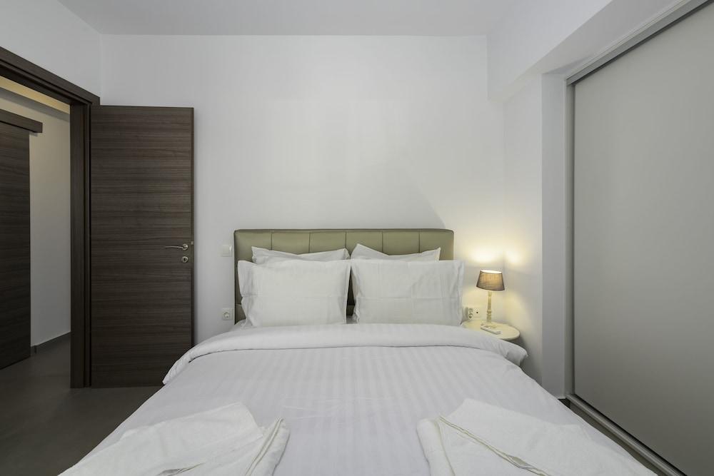 Flat with stunning views & prv parking