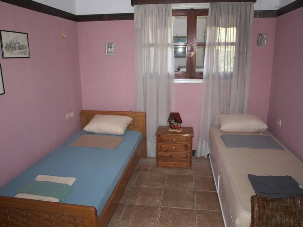 Alonaki Seafront Cottage