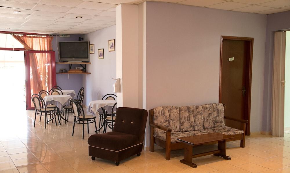 Petania Hotel & Apartments