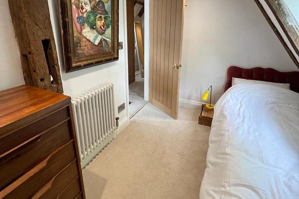 3 Bed Cottage - Sleeps 6 - Pets - Parking - Wifi