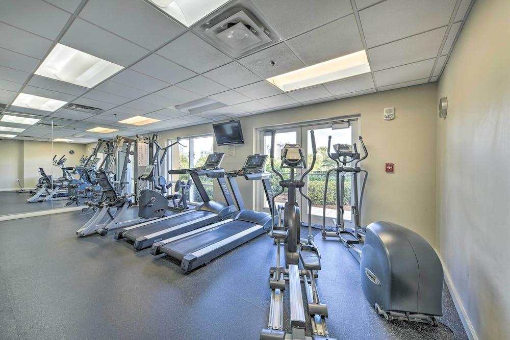 Studio w/ Pool Access - Walk to Miramar Beach!