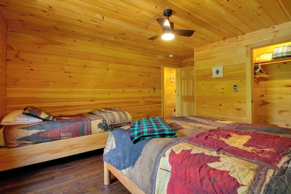 Londonderry Chalet w/ Deck, Fire Pit & Views!