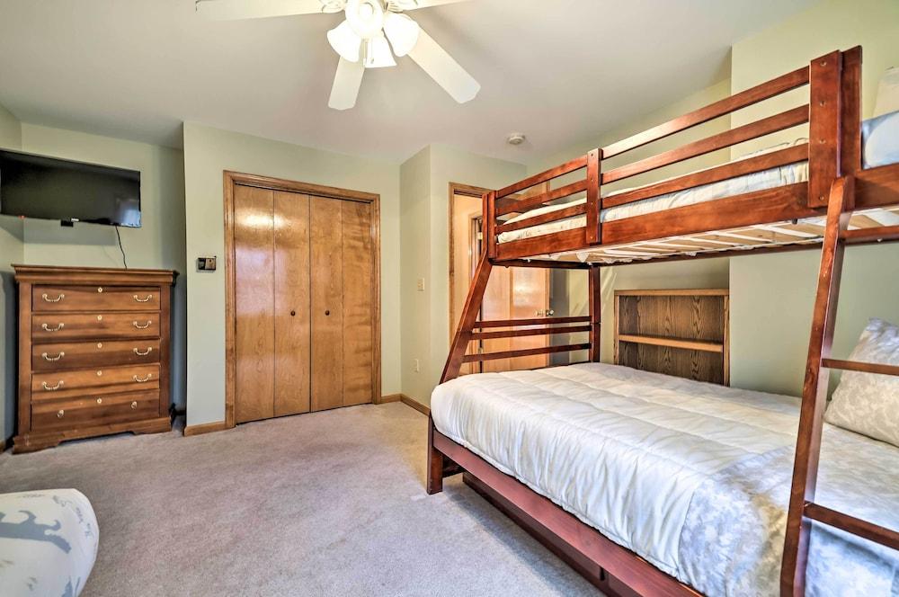 Hot Tub, Lake Access: Spacious Poconos Getaway!