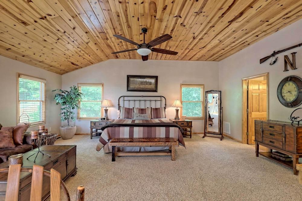 Spacious 'eagle's View' Luxury Cabin w/ Views